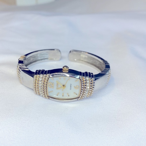 Working! Ladies Elgin 2 Tone Clamper Bracelet Minimalist Watch - Picture 1 of 7